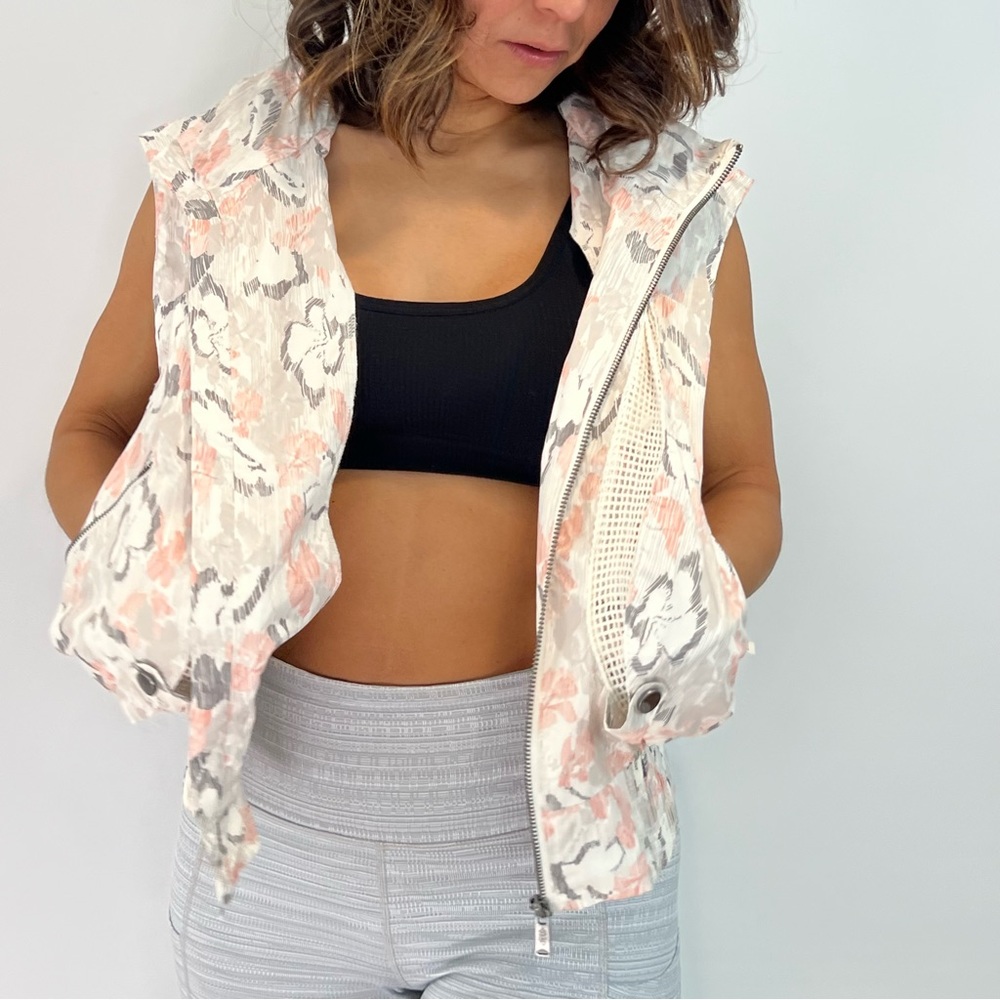 NWT- S FREE PEOPLE FP MOVEMENT Off The Grid Printed Vest. Pink/Rose and Grey